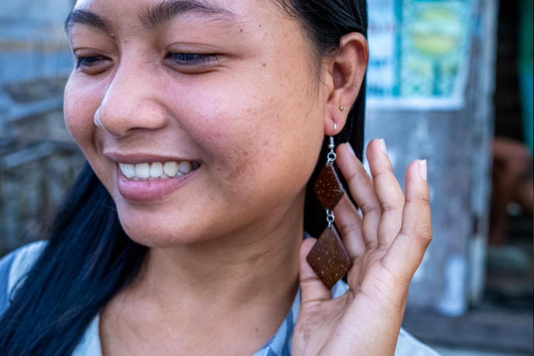 シーアートイヤリング ココナッツイヤリングをつける女性