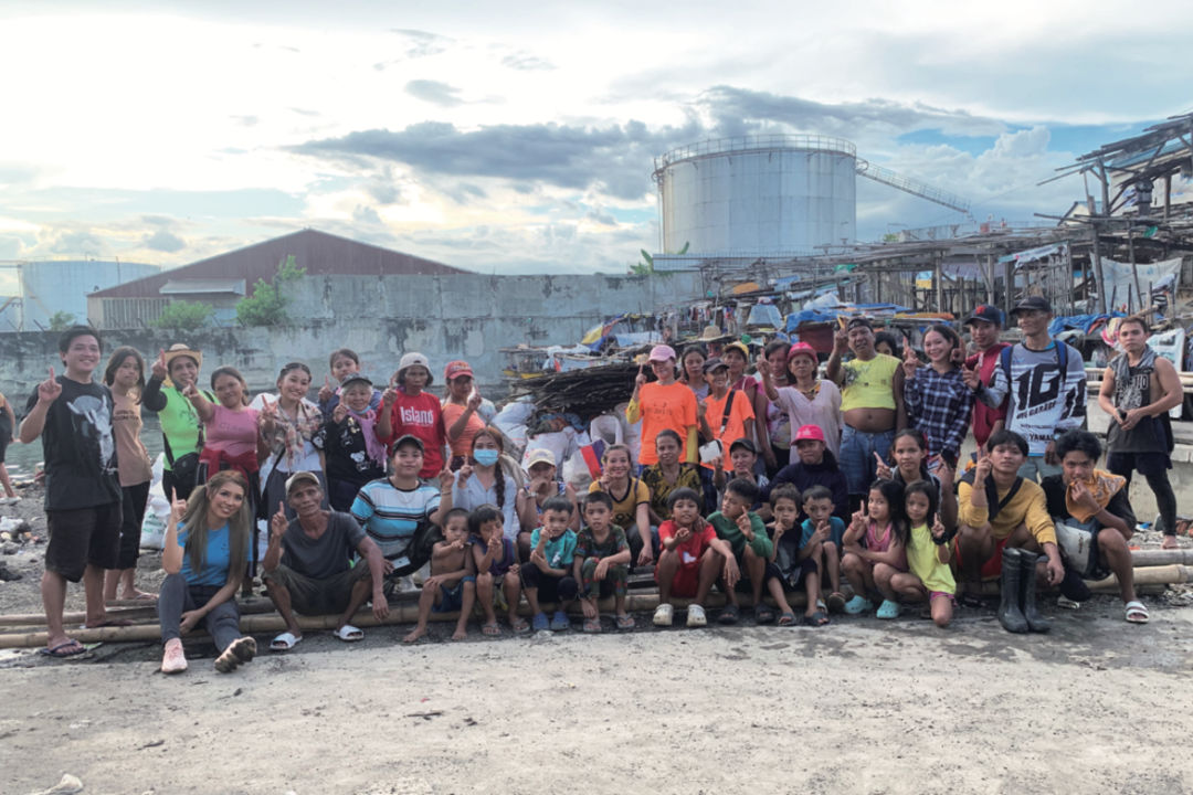 エコプロジェクト集合写真 Anyaとエコプロジェクト参加者